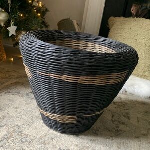 Mid 20th Century Black Wicker Planter Black tan round‎ large bi-color home decor